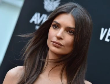 Emily Ratajkowski: Koλάζει και διχάζει με το νέο μικροσκοπικό της μπικίνι